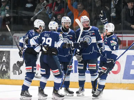 Radosť hráčov Nitry po úvodnom góle v siedmom zápase semifinale play off Tipos extraligy medzi HK Nitra - DOXXbet Vlci Žilina.