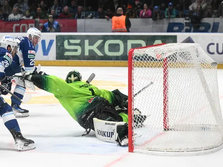 Sahir Gill, (Nitra), Samuel Buček (Nitra) a Connor Lacouvée (Žilina) v siedmom zápase semifinale play off Tipos extraligy.