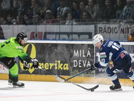 Samuel Fejes (Žilina) a Tomáš Pobežal (Nitra) v siedmom zápase semifinale play off Tipos extraligy.