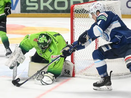 Connor Lacouvée (Žilina) a Jaedon Descheneau (Nitra) v siedmom zápase semifinale play off Tipos extraligy.