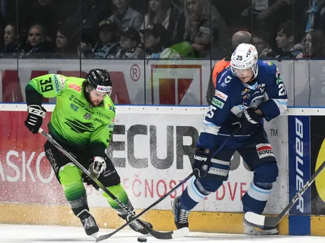 Brendan Ranford (Žilina) a Samuel Buček (Nitra) v siedmom zápase semifinale play off Tipos extraligy.