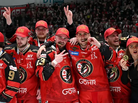 Hokejisti Prešova oslavujú zisk titulu a postup do extraligy