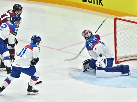 Brankár Samuel Hlavaj inkasuje gól, ktorý strieľa Haralds Egle v zápase Slovensko - Lotyšsko v skupine A na MS v hokeji 2025.