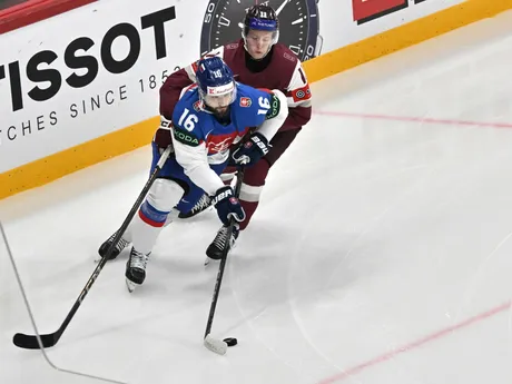 Róbert Lantoši (vpredu) a Dans Ločmelis v zápase Slovensko - Lotyšsko v skupine A na MS v hokeji 2025.