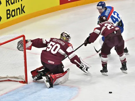 Brankár Kristers Gudlevskis, Ralfs Freibergs a Samuel Honzek v zápase Slovensko - Lotyšsko v skupine A na MS v hokeji 2025.
