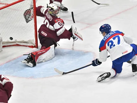 Sebastián Čederle strieľa gól v zápase Slovensko - Lotyšsko v skupine A na MS v hokeji 2025.