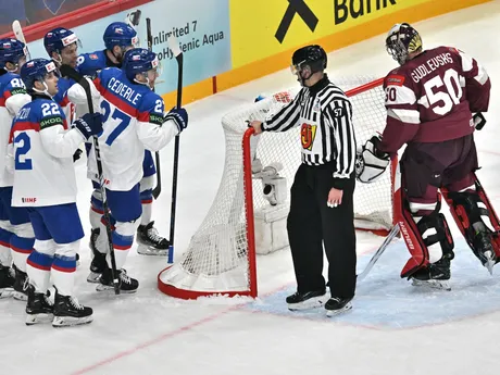 Sebastián Čederle sa so spoluhráčmi teší po strelenom góle v zápase Slovensko - Lotyšsko v skupine A na MS v hokeji 2025.