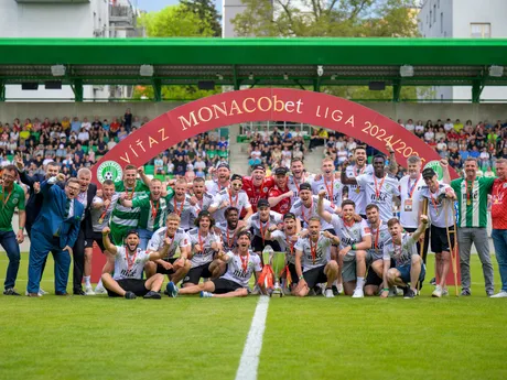 futbalisti Tatrana Prešov s trofejou pre víťaza Monacobet ligy