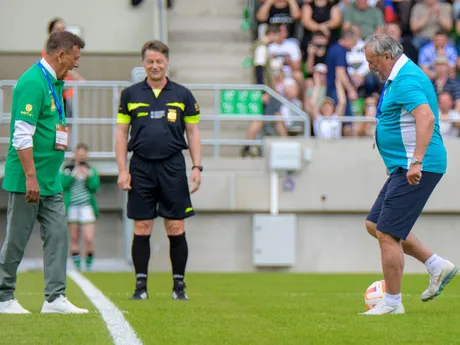 Na snímke Antonín Panenka dáva prvý výkop na exhibičnom zápase medzi Internacionálmi Slovenska a Klubom ligových kanonierov a Internacionálmi Tatrana Prešov počas otvorenia nového štadióna Futbal Tatran Arény (FTA) v Prešove
