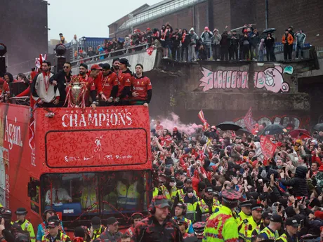 Futbalisti Liverpool FC počas osláv v uliciach mesta po zisku titulu v Premier League.