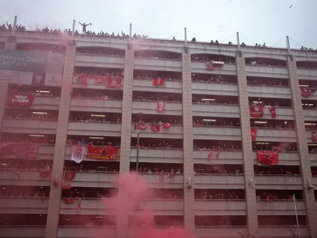 Fanúšikovia v uliciach mesta počas osláv majstrovského titulu Liverpool FC v Premier League.