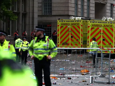 Situácia po náraze auta do ľudí počas osláv klubu Liverpool FC v uliciach mesta po zisku titulu v Premier League.