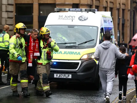 Situácia po náraze auta do ľudí počas osláv klubu Liverpool FC v uliciach mesta po zisku titulu v Premier League.
