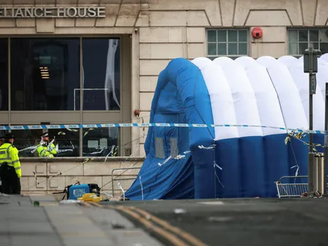 Situácia po náraze auta do ľudí počas osláv klubu Liverpool FC v uliciach mesta po zisku titulu v Premier League.