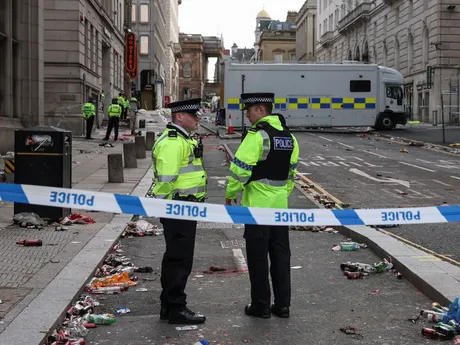 Situácia po náraze auta do ľudí počas osláv klubu Liverpool FC v uliciach mesta po zisku titulu v Premier League.