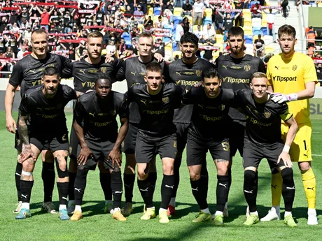 Futbalisti základnej jedenástky Spartaka Trnava pózujú pred začiatkom finále Slovenského pohára - Slovnaft Cupu MFK Ružomberok - FC Spartak Trnava.