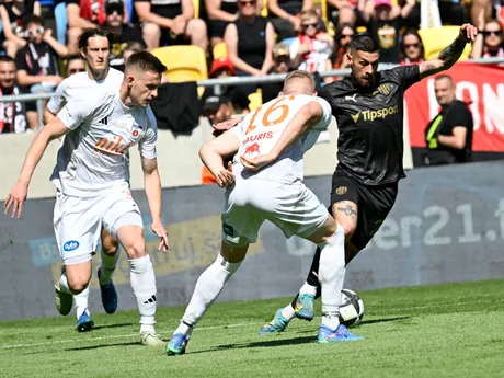 Erik Daniel (Trnava) a druhý sprava Daniel Köstl (Ružomberok) počas finále Slovenského pohára - Slovnaft Cupu.