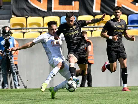 Martin Gomola (Ružomberok) a vpravo Erik Daniel (Trnava) počas finále Slovenského pohára - Slovnaft Cupu.