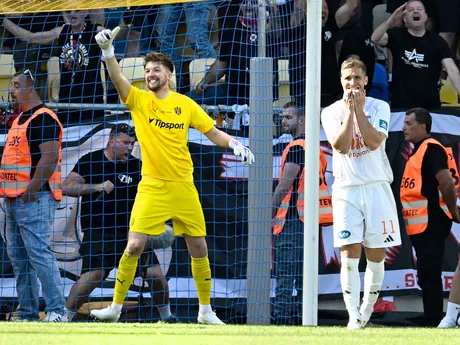 Nešťastný strelec nepremenenej penalty Samuel Lavrinčík (Ružomberok) a vľavo sa raduje brankár Žiga Frelih (Trnava) počas finále Slovenského pohára - Slovnaft Cupu.