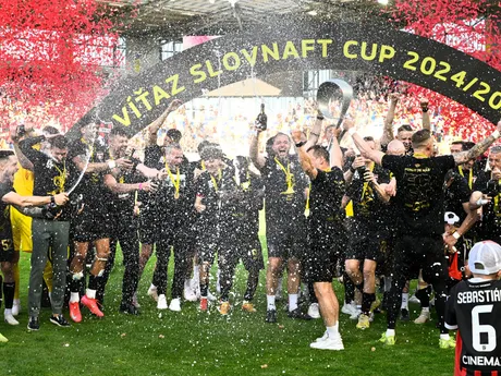 Futbalisti Trnavy oslavujú zisk Slovenského pohára pre sezónu 2024/25.