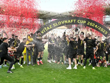 Futbalisti Trnavy oslavujú zisk Slovenského pohára pre sezónu 2024/25 po finále Slovenského pohára - Slovnaft Cupu.
