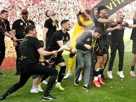 V popredí uprostred tréner Trnavy Michal Gašparík oblievaný šampanským počas osláv zisku Slovenského pohára pre sezónu 2024/25 po finále Slovenského pohára - Slovnaft Cupu MFK Ružomberok - FC Spartak Trnava.