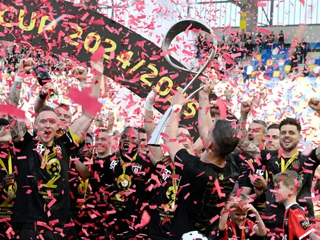 Futbalisti Trnavy oslavujú zisk Slovenského pohára.