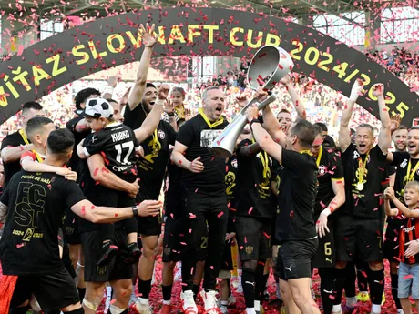 Futbalisti Trnavy oslavujú zisk Slovenského pohára pre sezónu 2024/25 po finále Slovenského pohára - Slovnaft Cupu MFK Ružomberok - FC Spartak Trnava.