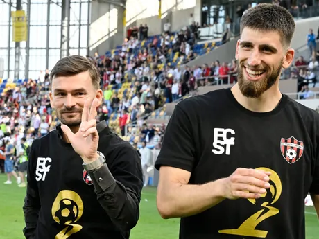 Tréner Trnavy Michal Gašparík a obranca Trnavy Adrian Zeljkovič po zisku Slovenského pohára pre sezónu 2024/25.