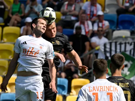 Štefan Gerec (Ružomberok) a za ním Lukáš Štetina (Trnava) počas finále Slovenského pohára - Slovnaft Cupu.