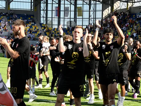 Futbalisti Trnavy oslavujú zisk Slovenského pohára pre sezónu 2024/25 po finále Slovenského pohára - Slovnaft Cupu.