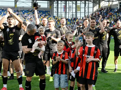 Futbalisti Trnavy oslavujú zisk Slovenského pohára pre sezónu 2024/25 po finále Slovenského pohára - Slovnaft Cupu MFK Ružomberok - FC Spartak Trnava.