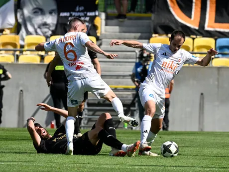 Timotej Múdry, vpravo Štefan Gerec (obaja Ružomberok) a na tráve Adrian Zeljkovič (Trnava) počas finále Slovenského pohára - Slovnaft Cupu.