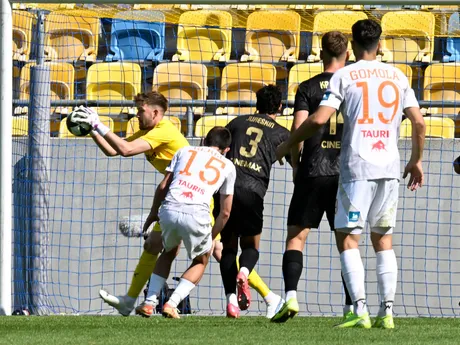 Žiga Frelih (Trnava) chytá loptu pred Štefanom Gerecom (Ružomberok) počas finále Slovenského pohára - Slovnaft Cupu.