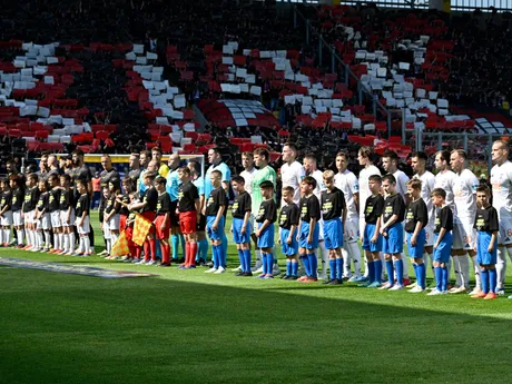 Tím Trnavy a v pozadí Ružomberka pred začiatkom finále Slovenského pohára - Slovnaft Cupu.