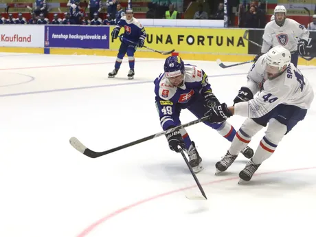  zľava Samuel Takáč (Slovensko) a Kevin Spinozzi (Francúzsko) počas prípravného hokejového zápasu pred majstrovstvami sveta