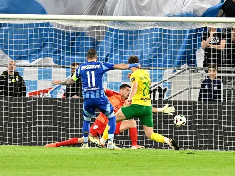 vľavo Tigran Barseghjan (Slovan) strieľa z ofsajdovej pozície neplatný gól