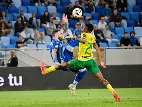 Tigran Barseghjan (Slovan) a Adama Drame (Žilina) bojujú o loptu