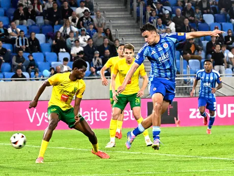vpravo David Strelec (Slovan) strieľa pätou štvrtý gól