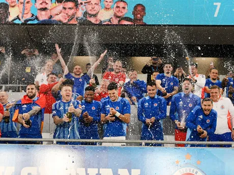 futbalisti Slovana sa tešia  zo zisku rekordného pätnásteho titulu