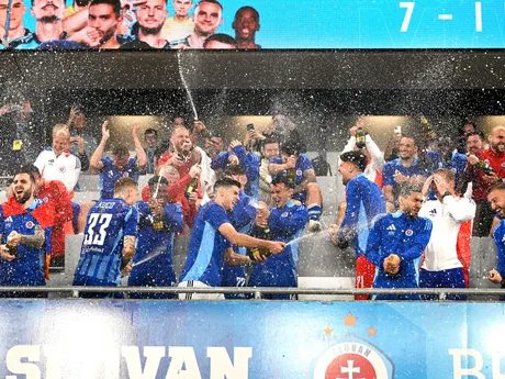 futbalisti Slovana sa tešia zo zisku rekordného pätnásteho titulu