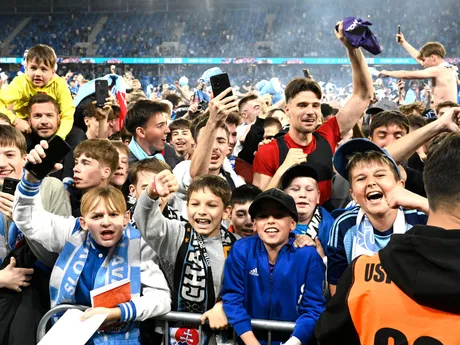 brankár Slovana Dominik Takáč (červený dres) sa teší s divákmi zo zisku rekordného pätnásteho titulu 