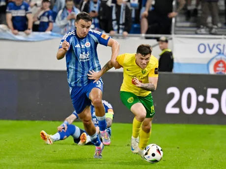 vpravo Samuel Kopásek (Žilina) a vľavo David Strelec (Slovan) bojujú o loptu 