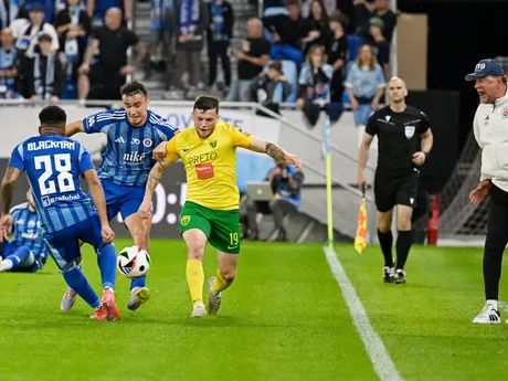 zľava Cesar Blackman, David Strelec (obaja Slovan), Samuel Kopásek (Žilina) a tréner Slovana Vladimír Weiss 