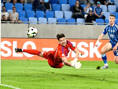 vľavo Dominik Takáč (Slovan) dostáva tretí gól po strele Mária Sauera