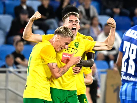 druhý zľava Mário Sauer (Žilina) sa raduje po strelení tretieho gólu, vľavo spoluhráč Samuel Ďatko