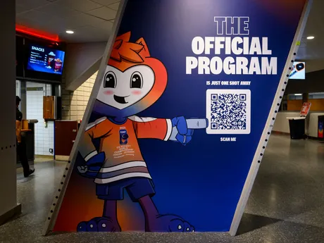 Oficiálny maskot pred zápasom Slovensko - Švédsko na MS v hokeji 2025. 