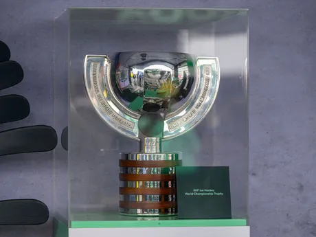 Trofej pred zápasom Slovensko - Švédsko na MS v hokeji 2025. 