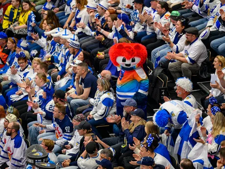 Maskot MS v hokeji 2025 na zápase Rakúsko - Fínsko.