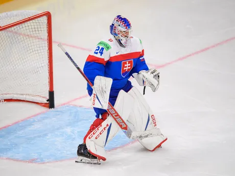 Brankár Patrik Rybár pred zápasom Slovensko - Švédsko v skupine A na MS v hokeji 2025.